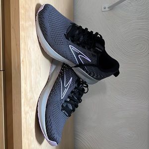 Brooks Levitate 5 - Women’s size 9.5